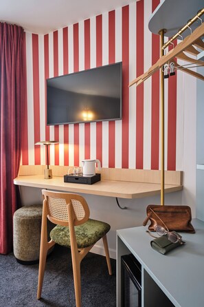 Kahden hengen classic-huone (kaksi sänkyä), 2 yhden hengen sänkyä | Ylelliset vuodevaatteet, minibaari, tallelokero huoneessa, työpöytä