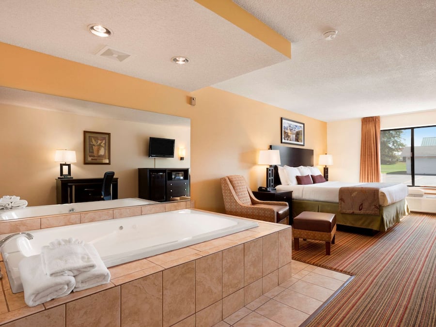 Studio Suite, 1 King Bed, Non Smoking | In-room safe, desk, blackout drapes, iron/ironing board