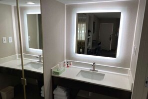 書桌、熨斗/熨衣板、免費搖籃/嬰兒床、免費無線上網