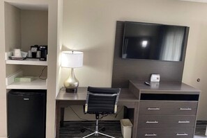 Een bureau, een strijkplank/strijkijzer, gratis babybedden, gratis wifi