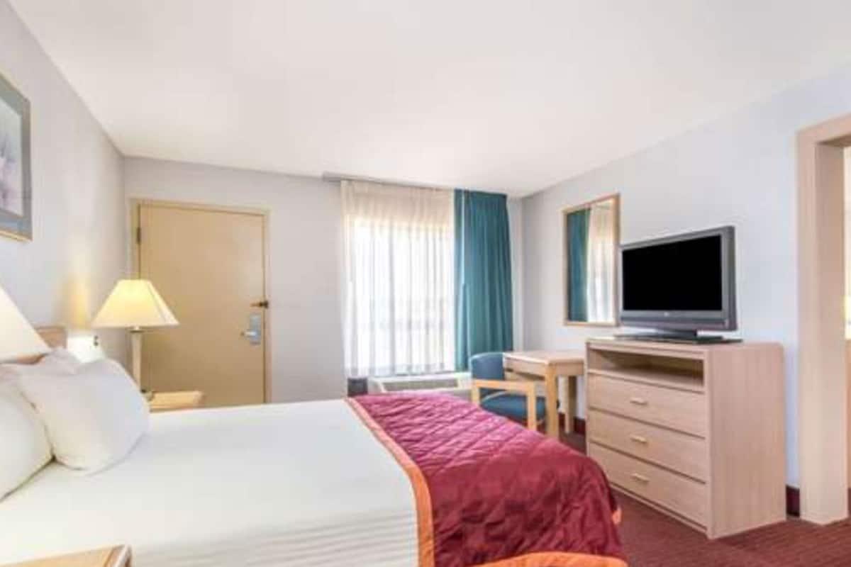 Desk, iron/ironing board, free cribs/infant beds, free WiFi