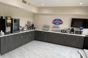 Enjoy breakfast in our fully equipped kitchen with a curved counter and breakfast service available.