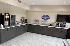 Enjoy breakfast in our fully equipped kitchen with a curved counter and breakfast service available.