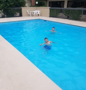 Una piscina al aire libre de temporada