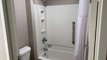Ducha y bañera combinadas y artículos de higiene personal gratuitos