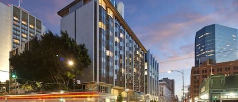 Overnatningsstedets facade – aften/nat