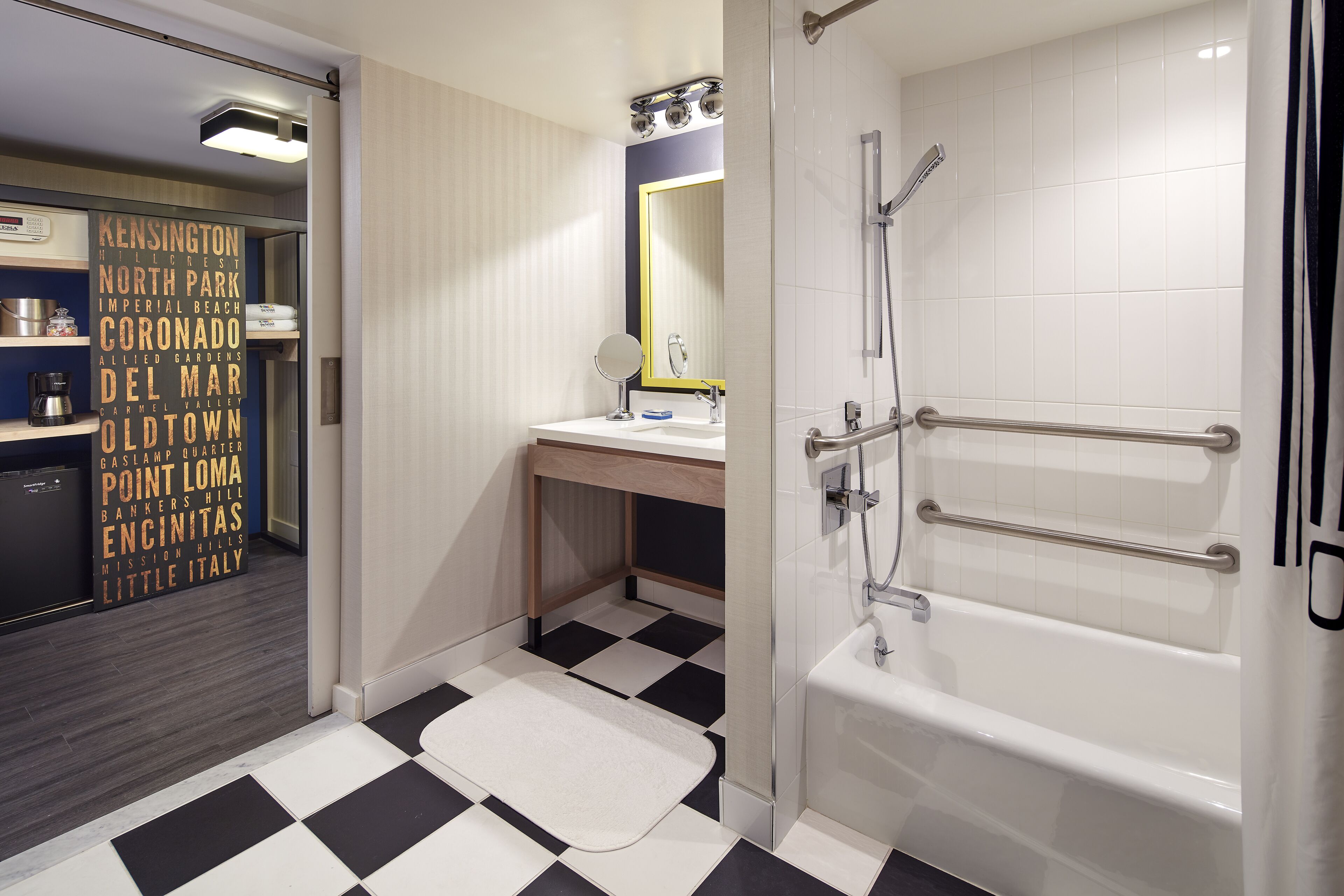 淋浴花灑、名牌盥洗用品、吹風機、浴袍