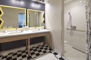 Suite, con acceso para personas discapacitadas | Baño | Regadera tipo lluvia y amenidades de baño de diseñador 