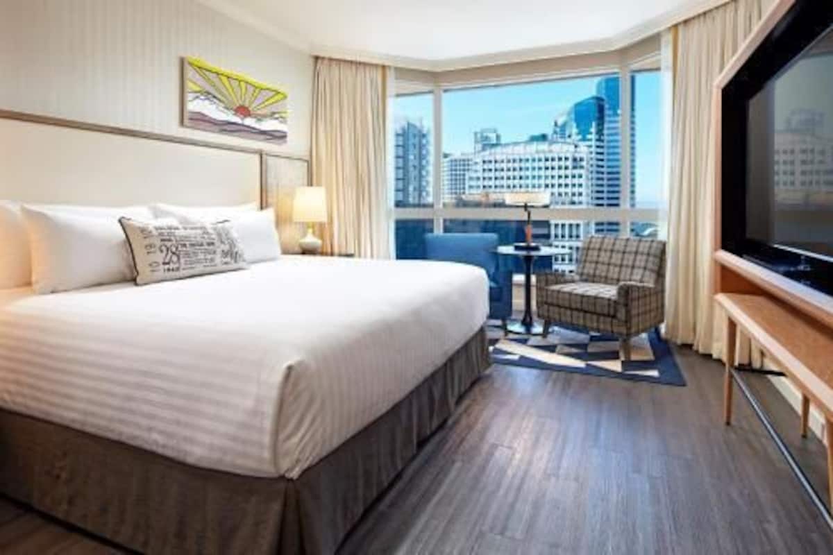 Premium bedding, in-room safe, blackout drapes, iron/ironing board
