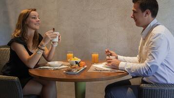 Dagelijks ontbijtbuffet (EUR 18 per persoon)