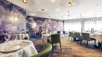 Dinner served, French cuisine, al fresco dining