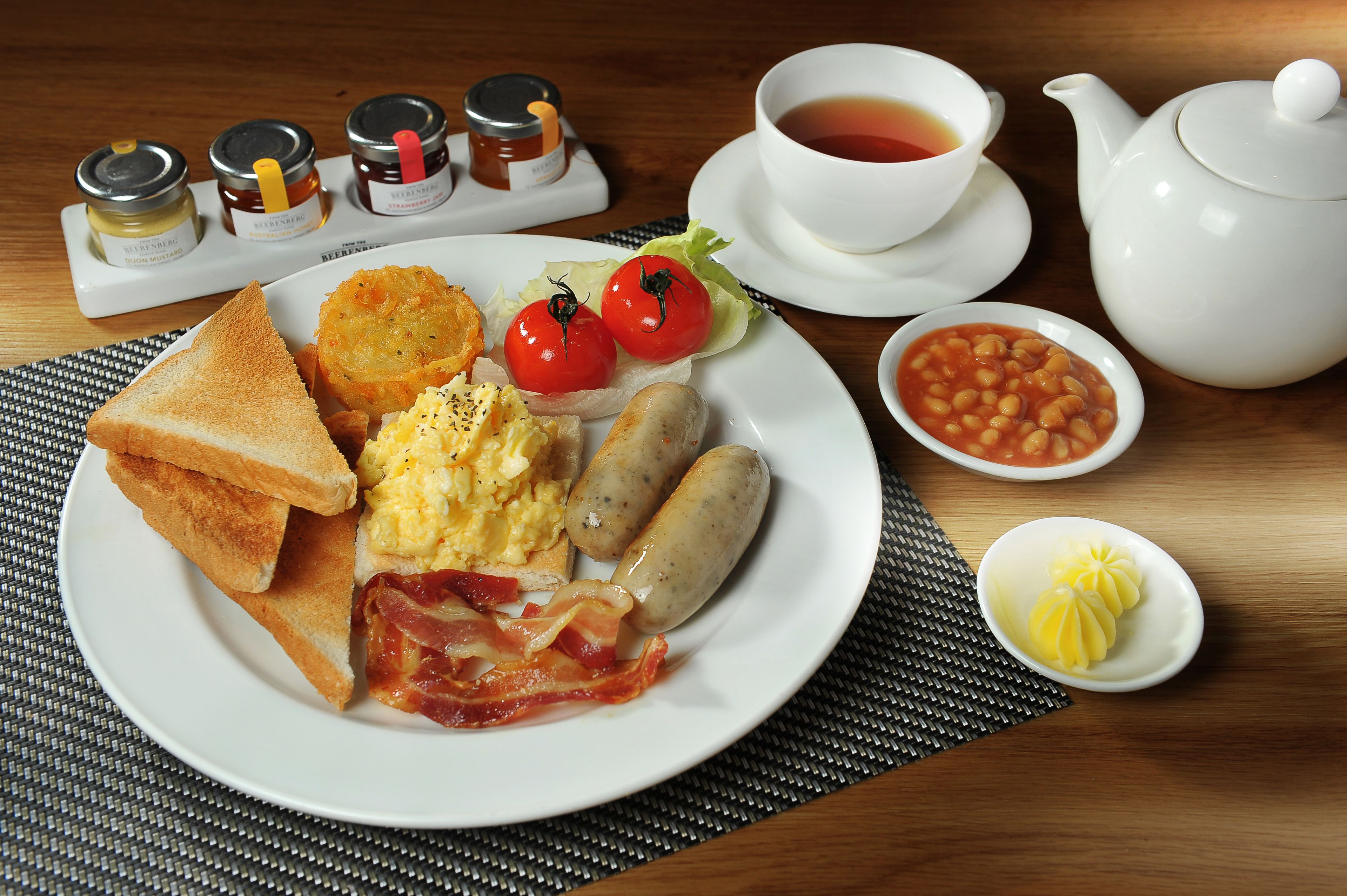 อาหารเช้าแบบบุฟเฟ่ต์ทุกวัน (SGD 48.00 ต่อคน)