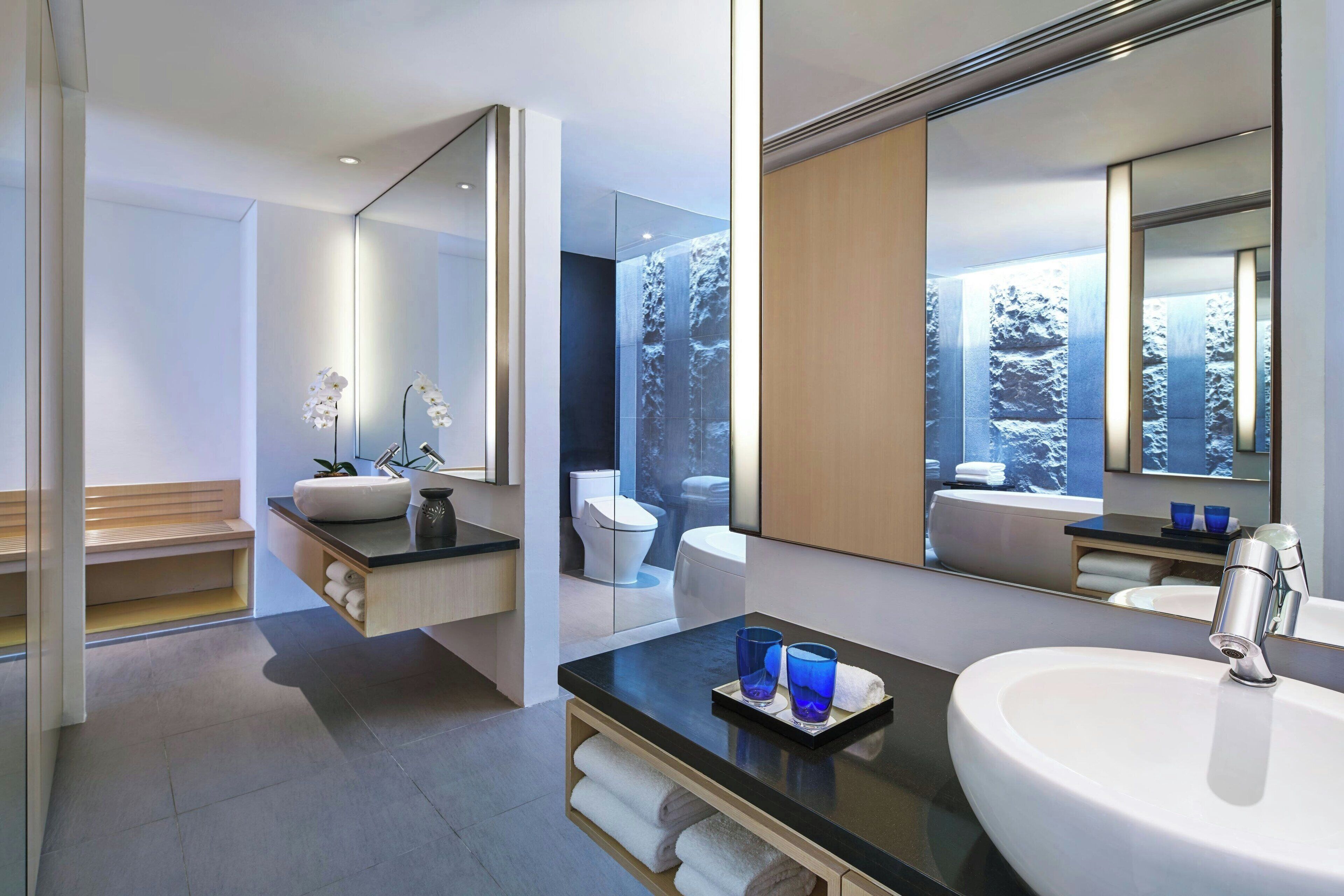 Suite Club, 1 chambre | Salle de bain | Douche, douche à « effet pluie », articles de toilette gratuits