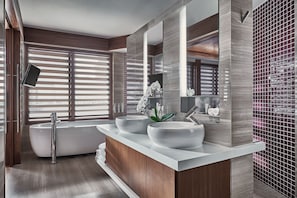Premier-Suite, 1 Schlafzimmer, Nichtraucher | Badezimmer | Dusche, Regendusche, kostenlose Toilettenartikel, Haartrockner