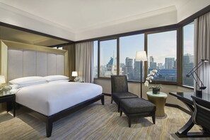 Premier Room, 1 King Bed, Non Smoking | 1 bedroom, premium bedding, minibar, in-room safe