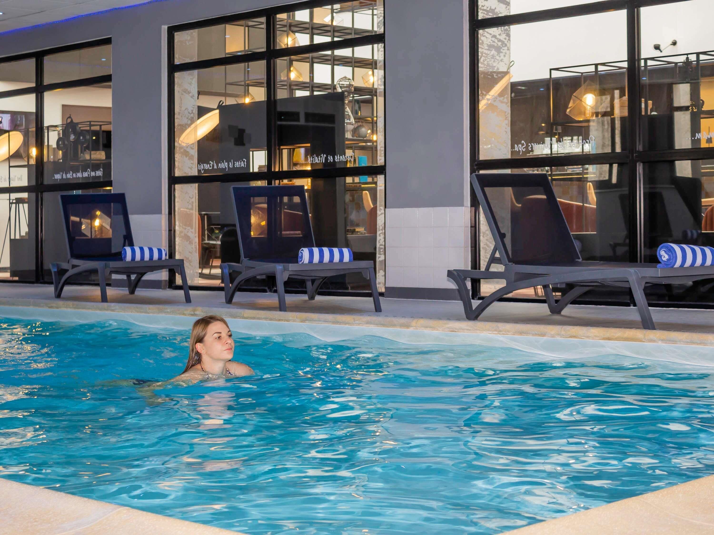 Piscine couverte, accès possible de 08 h 30 à 22 h 00, chaises longues 