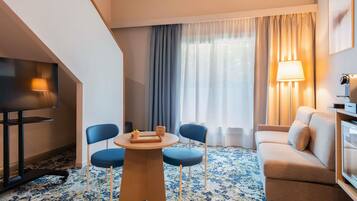 Premium bedding, in-room safe, desk, blackout drapes