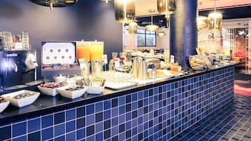 TĂ€gliches FrĂŒhstĂŒcksbuffet (19 EUR pro Person)