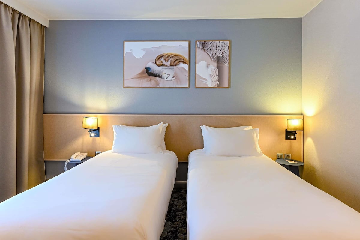 Classic-rum - 1 dubbelsäng | Sängtillbehör av högsta kvalitet och värdeförvaringsskåp på rummet