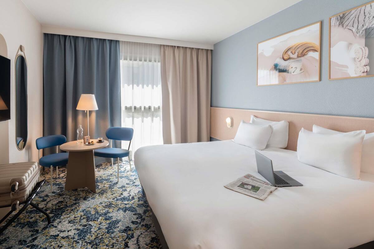 Habitación clásica, 1 cama matrimonial y sofá cama | Ropa de cama de alta calidad y caja de seguridad en la habitación 