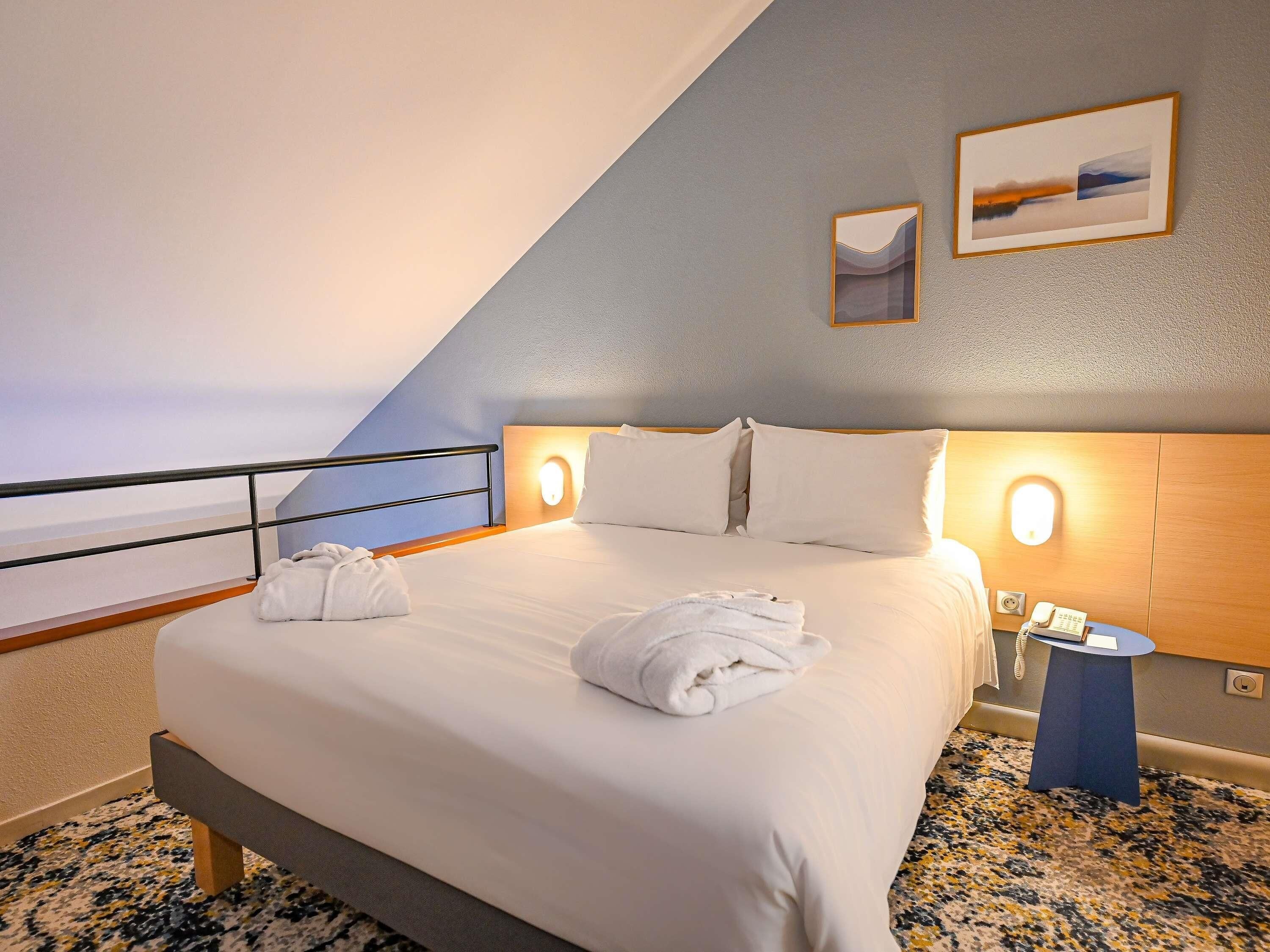 Ropa de cama de alta calidad y caja de seguridad en la habitación 