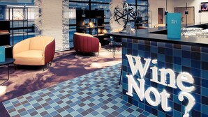 Een moderne bar met een opvallend bord waarop staat 