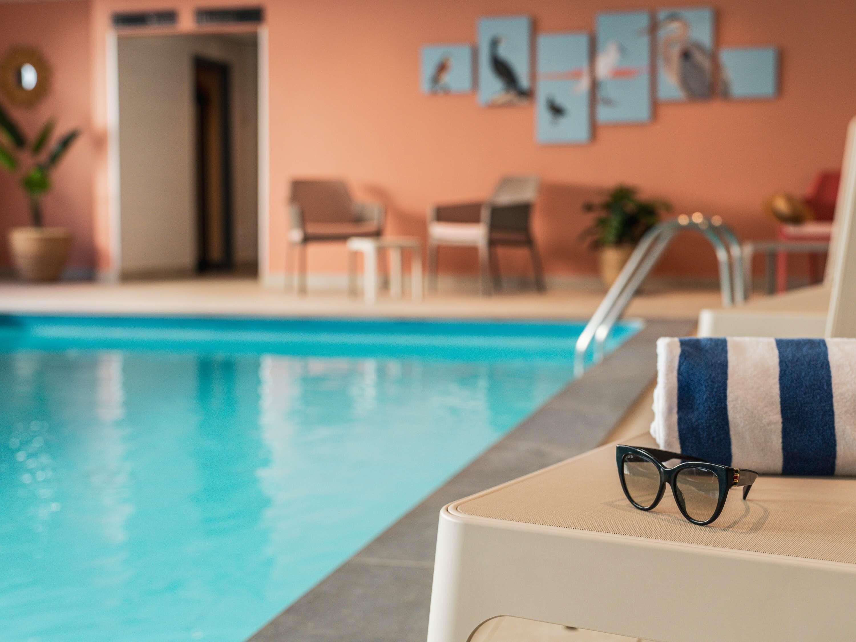Piscina interna, funciona das 8h30 às 22h, espreguiçadeiras
