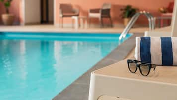 Piscina interna, funciona das 8h30 às 22h, espreguiçadeiras