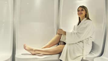 Een binnenzwembad, open van 07.00 uur tot 22.00 uur, en ligstoelen