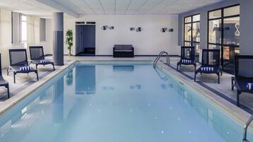 Een binnenzwembad, open van 07.00 uur tot 22.00 uur, en ligstoelen