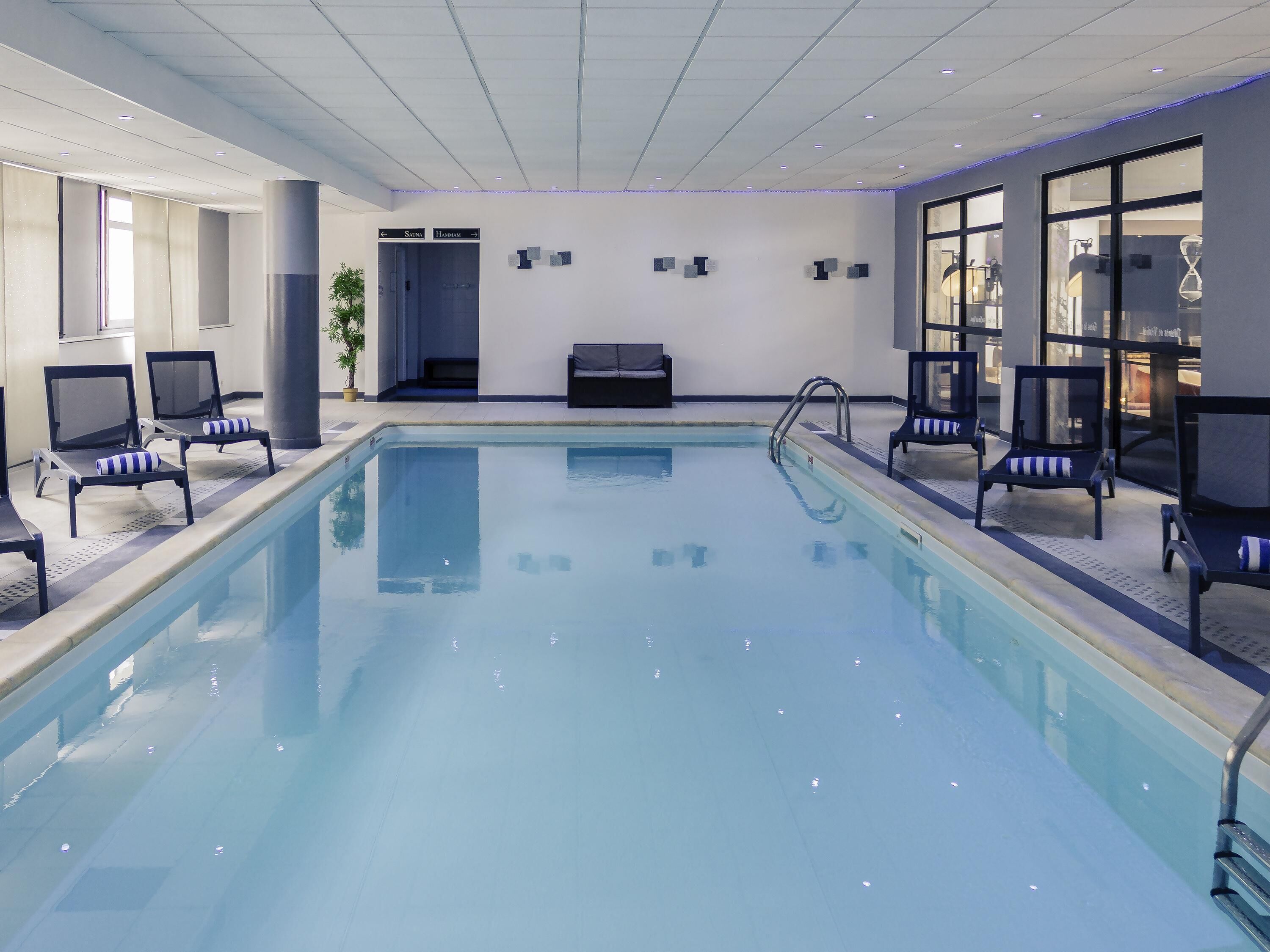 Piscine couverte, accès possible de 07 h 00 à 22  h 00, chaises longues 