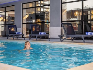 Innenpool, geöffnet von 09:30 Uhr bis 23:00 Uhr, Liegestühle