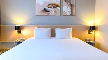 Familiekamer, Meerdere bedden | Luxe beddengoed, een kluis op de kamer, een bureau