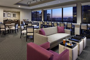 客房, 1 張特大雙人床 (Club Access w/ comp non-alcoholic bev) | 行政酒廊