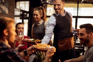 S'hi serveixen esmorzars, dinars i sopars 