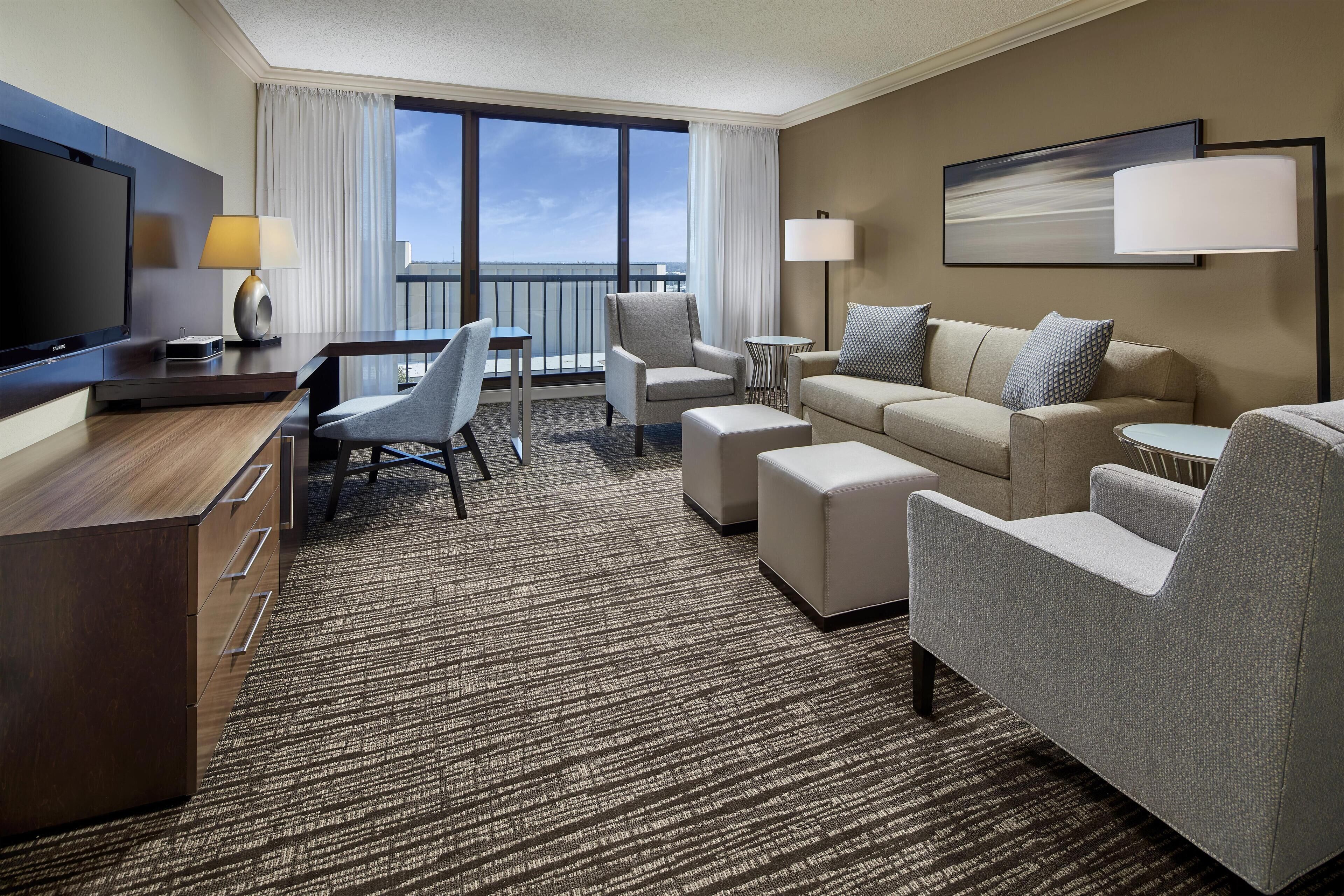 Executive Suite | Premium bedding, pillowtop beds, in-room safe, desk