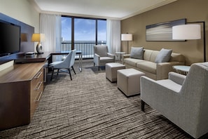 Executive Suite | Premium bedding, pillowtop beds, in-room safe, desk