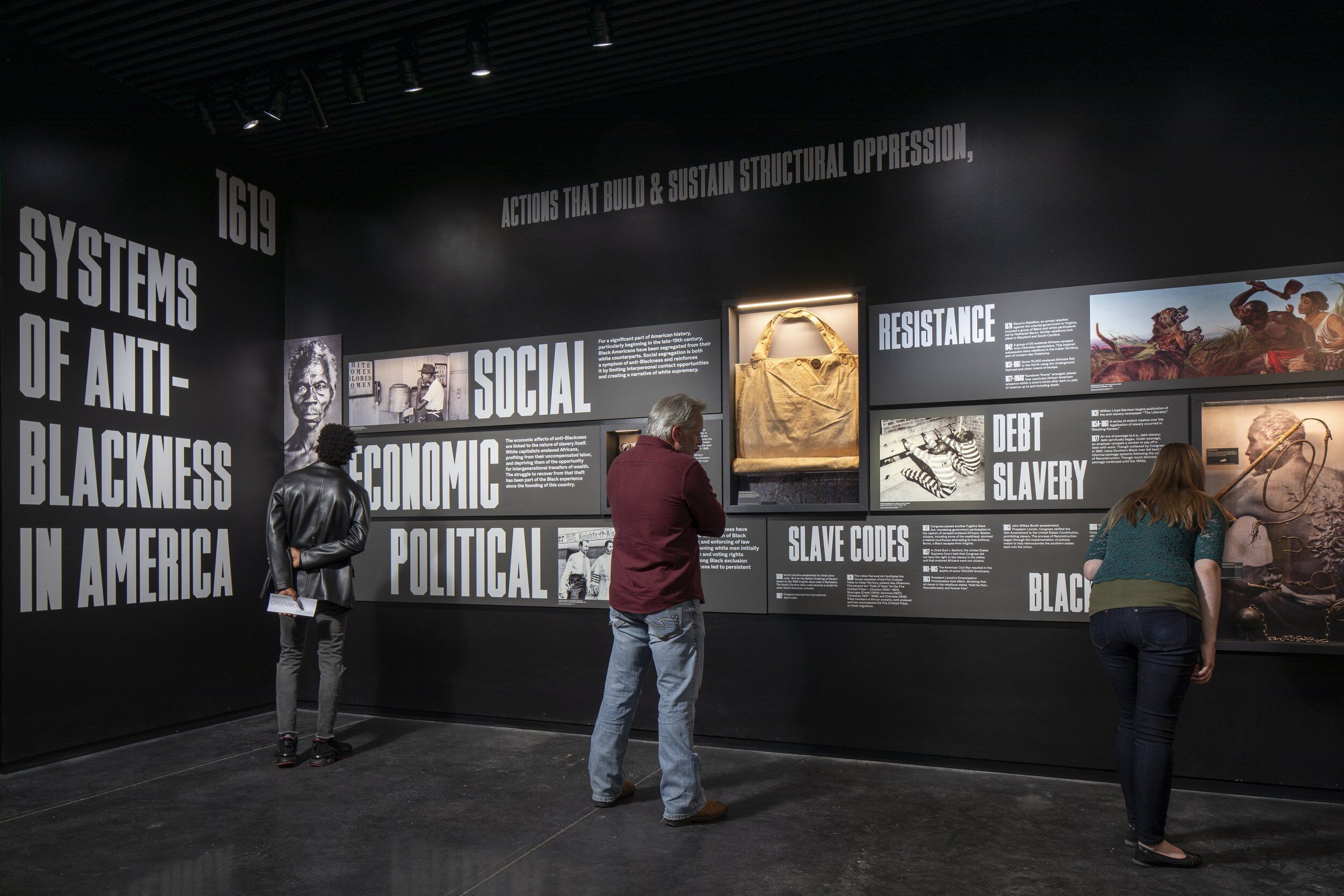 Een tentoonstelling met informatieborden en objecten over anti-zwartheid in Amerika.