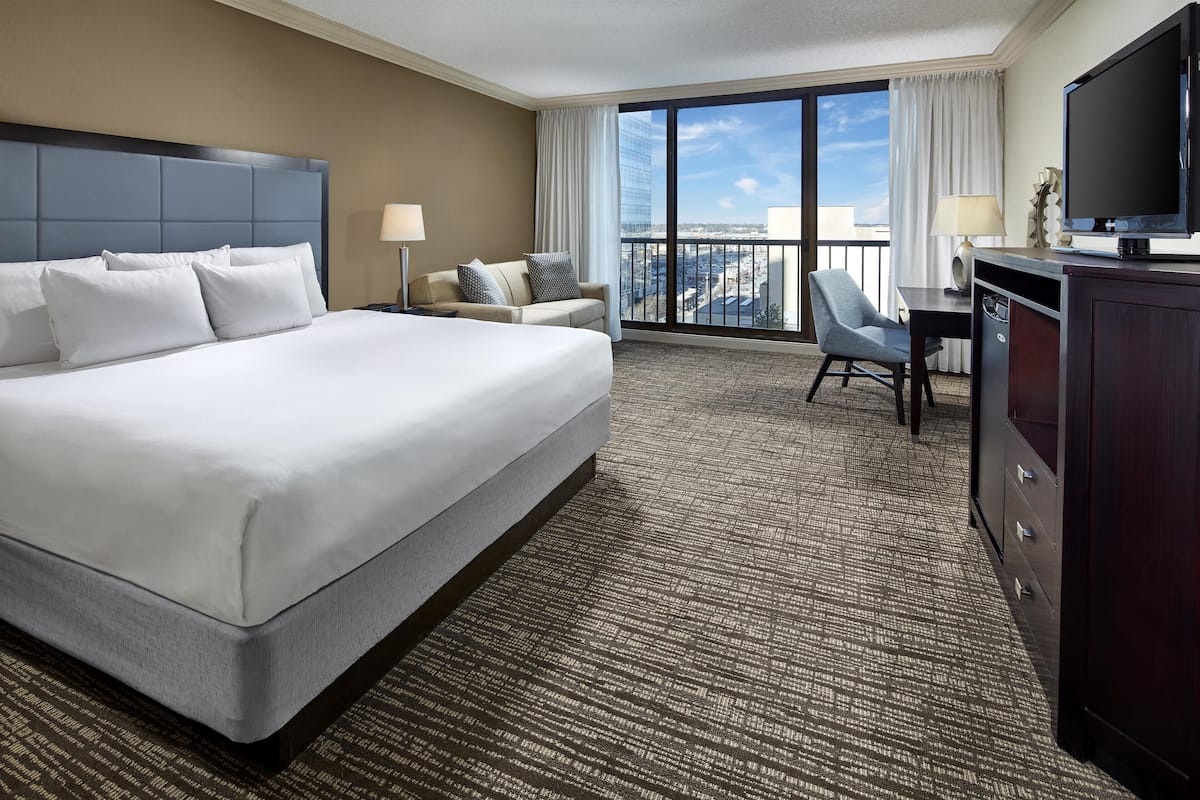 executive suite | premium bedding, pillow-top beds, in-room safe, desk