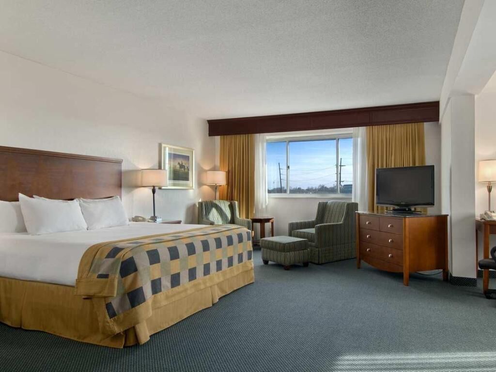 Premium bedding, in-room safe, desk, laptop workspace