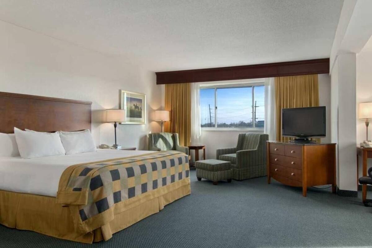 Premium bedding, in-room safe, desk, laptop workspace