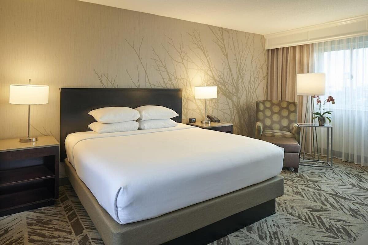 Premium bedding, in-room safe, desk, laptop workspace