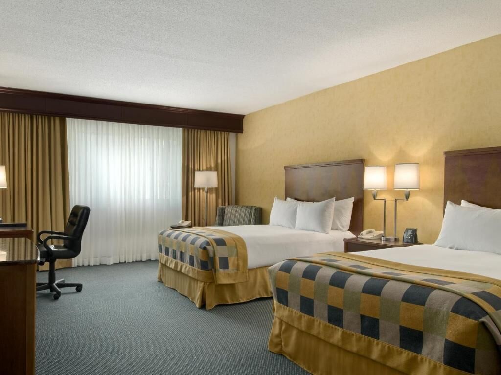 Premium bedding, in-room safe, desk, laptop workspace