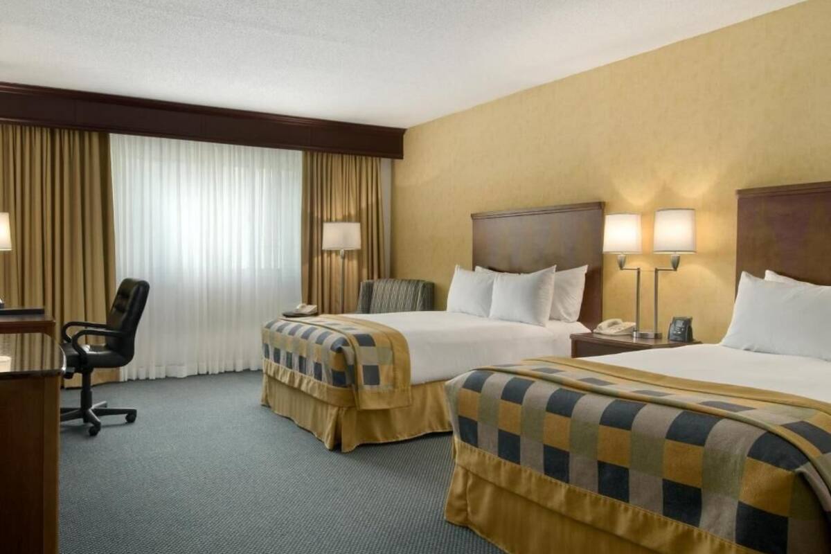 Premium bedding, in-room safe, desk, laptop workspace