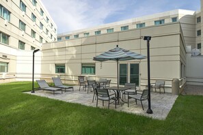 BBQ/picnic Area - Hilton Cincinnati Airport (Florence)