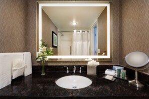 Combined shower/bathtub, designer toiletries, hair dryer, towels