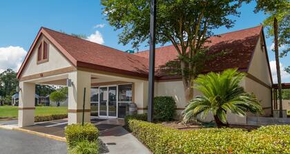 Red Roof Inn & Suites Brunswick I-95