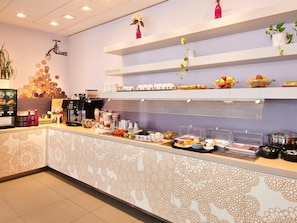 Petit déjeuner buffet (13.9 EUR par personne)