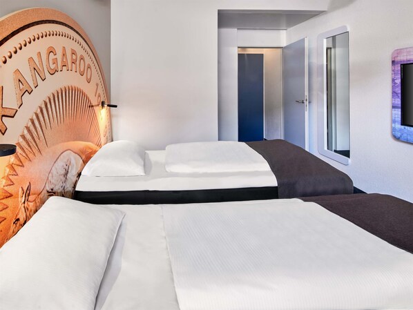 Habitación con 2 camas individuales | 1 dormitorio, escritorio, espacio para trabajar con un portátil