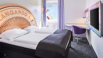 Tweepersoonskamer | Een bureau, een laptopwerkplek, verduisterende gordijnen